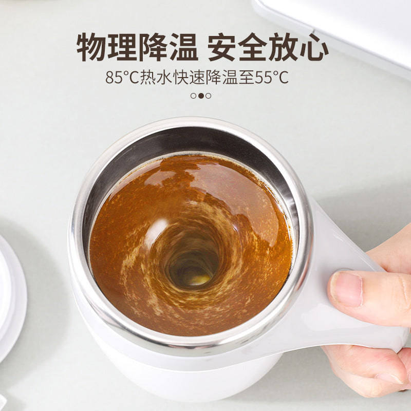オートスター 自動マグ — 熱いドリンクもそのまま注げて、ボタンでクルクル簡単まぜ!